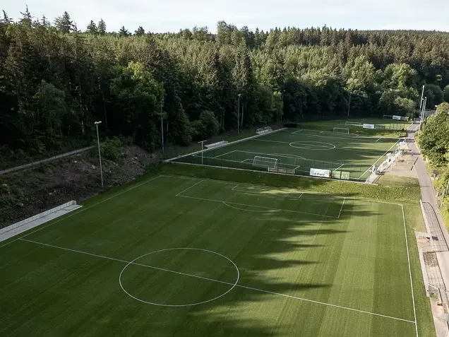 Dem Niedersächsischen Fußball-Verband stehen an der NFV-Akademie in Barsinghausen sowohl ein Naturrasenspielfeld als auch ein Kunstrasen von heiler zur Verfügung.