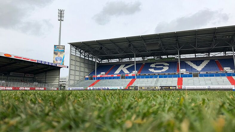 Rasen im Stadion von Holstein Kiel