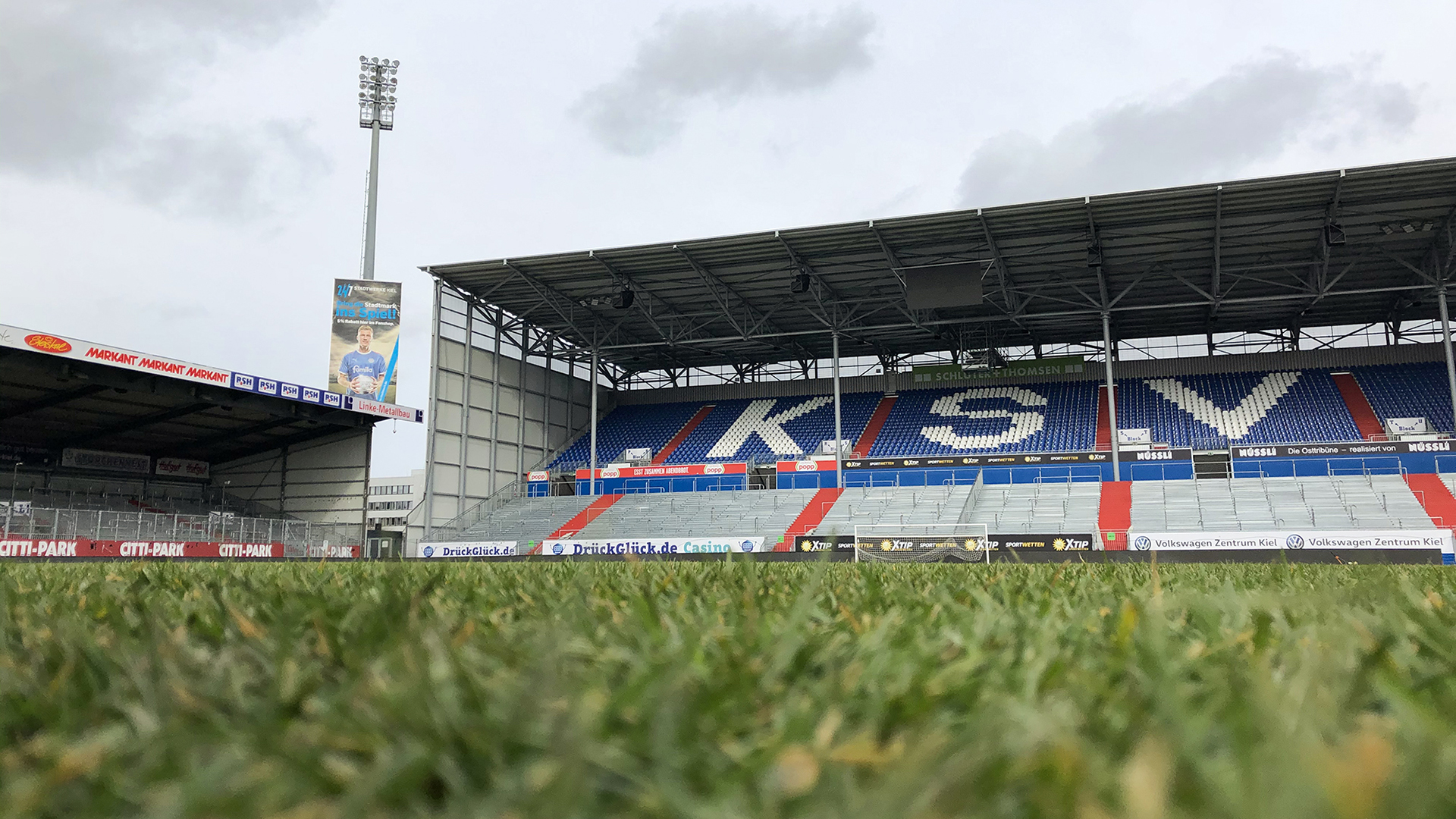 Frisches Grun Im Holstein Stadion Heiler Sportplatzbau