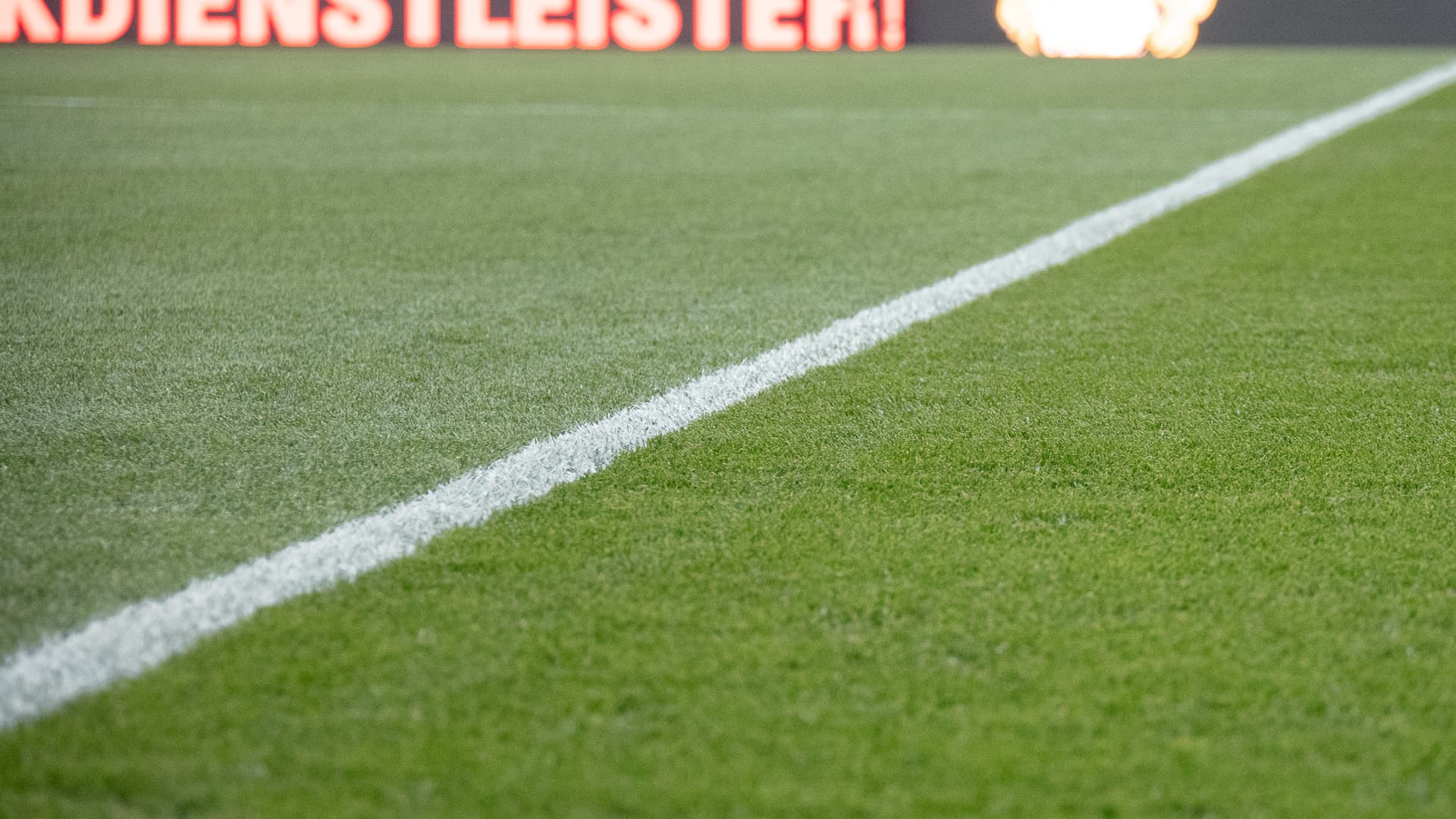 Fußballrasen in einem Stadion für die Europameisterschaft