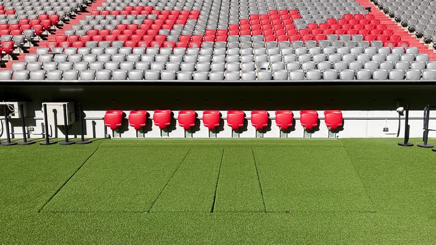 Der Kunstrasen vor den Coachingzonen in der Allianz Arena München