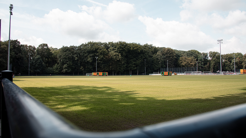 Am Geißbockheim des 1. FC Köln sind zwei neue Trainingsplätze mit einer gedämmten Rasenheizung sowie Hybridrasen entstanden.