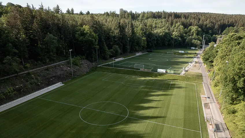 Dem Niedersächsischen Fußball-Verband stehen an der NFV-Akademie in Barsinghausen sowohl ein Naturrasenspielfeld als auch ein Kunstrasen von heiler zur Verfügung.