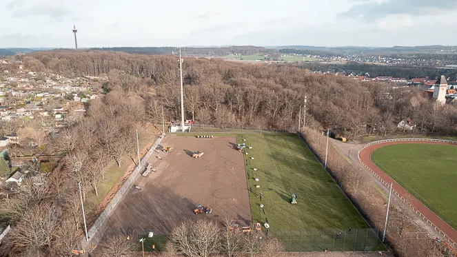 Naturrasen Trainingsplatz des VfL Osnabrück während der Verlegearbeiten.