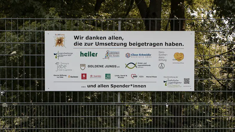 Spendentafel am Bolzplatz der KJA Köln "TeeNTown"