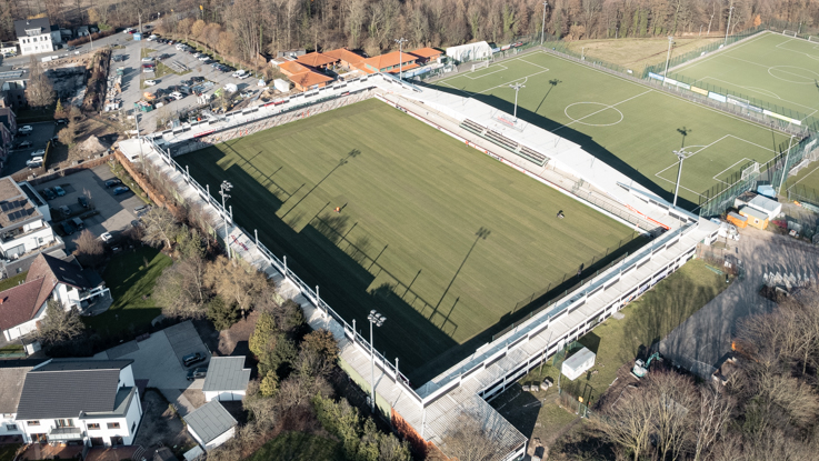 Luftbild der SPORTCLUB Arena Verl, nachdem der Rasen im Stadion verlegt wurde.